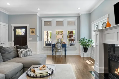 $1,300,000 | 4320 North Whipple Street, Chicago, IL 60618