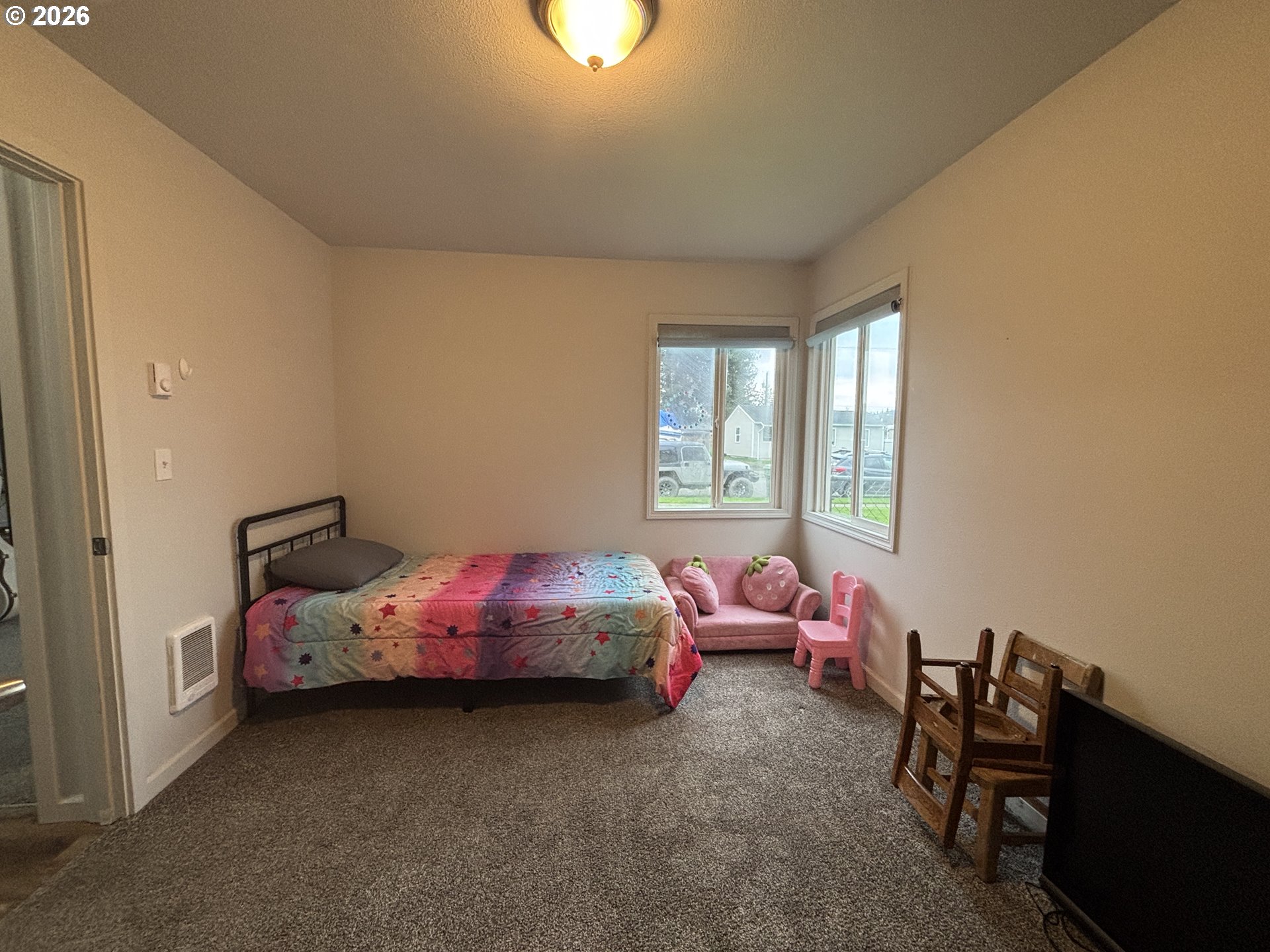 337 Cypress Street Longview, WA 98632 - Photo 11 of 16 a bed room with a bed and a window