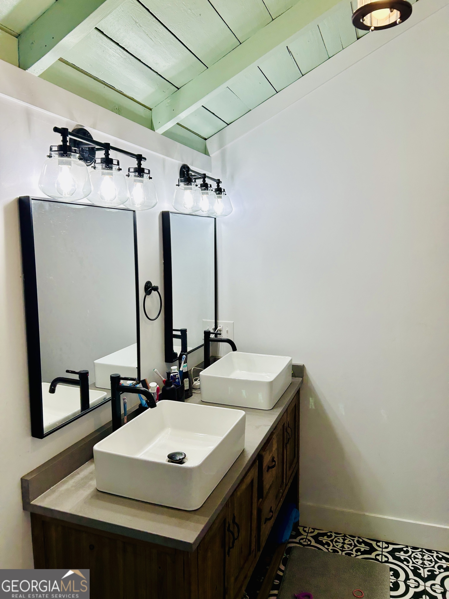 5065 10 Mile Road Baxley, GA 31513 - Photo 23 of 70 a bathroom with a sink a mirror and vanity
