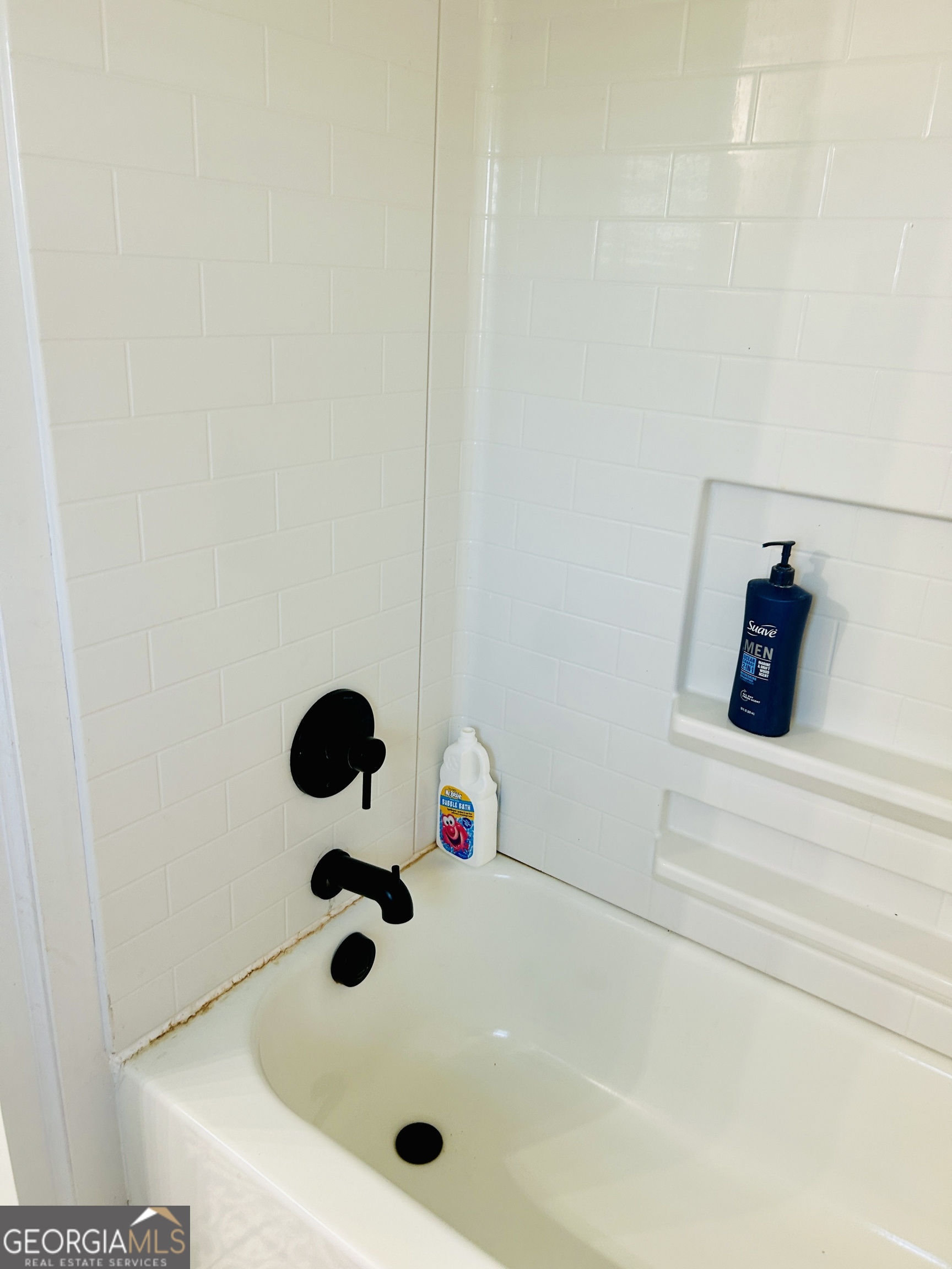 5065 10 Mile Road Baxley, GA 31513 - Photo 24 of 70 a bathroom with a tub
