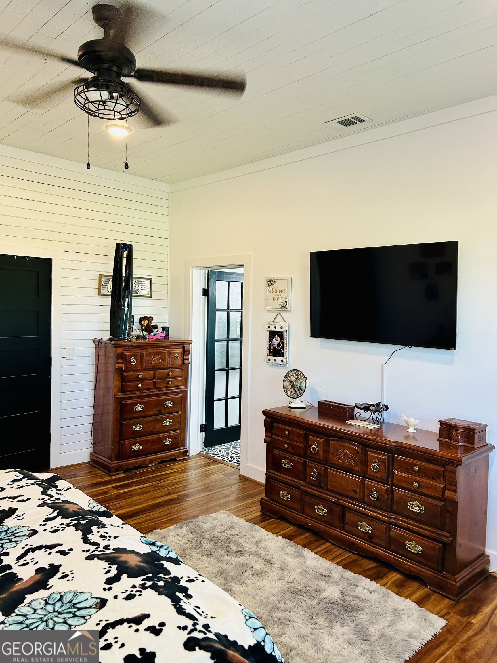 5065 10 Mile Road Baxley, GA 31513 - Photo 36 of 70 a living room with furniture and a flat screen tv