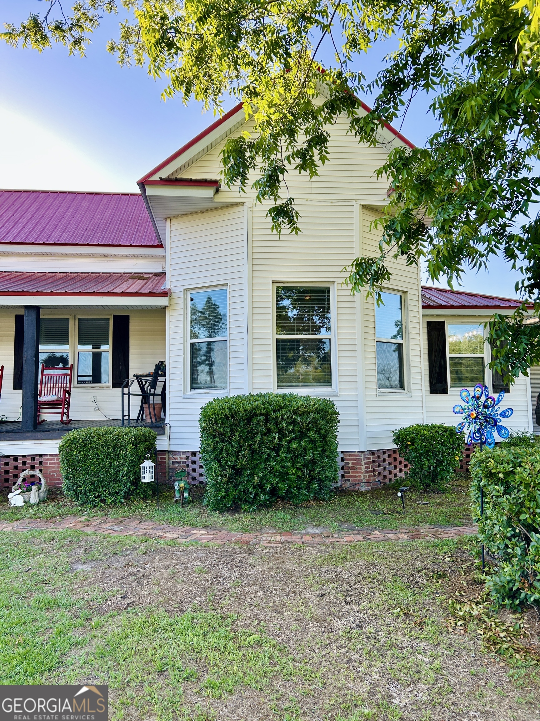 5065 10 Mile Road Baxley, GA 31513 - Photo 4 of 70 a front view of a house with garden