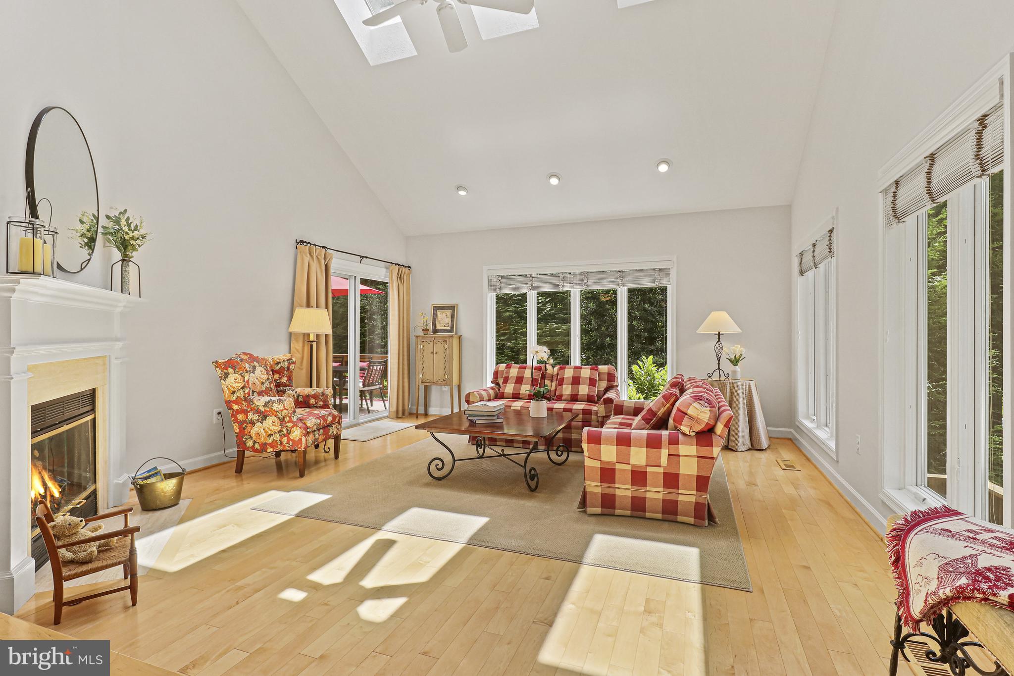 1318 Wedgewood Manor Way Reston, VA 20194 - Photo 16 of 65 Living Room