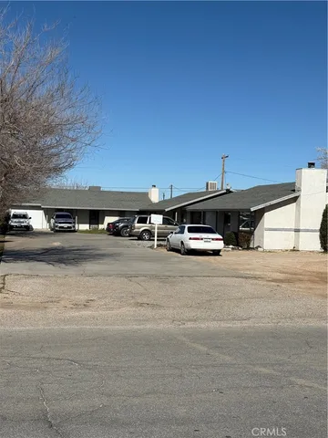 a view of a parking area
