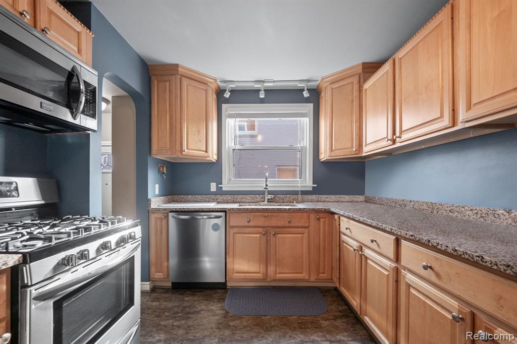 2064 Oxford Road Grosse Pointe Woods, MI 48236 - Photo 8 of 28