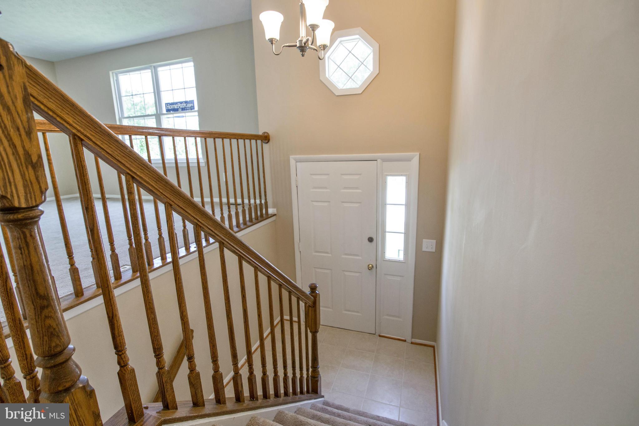 Foyer w/ceramic tile