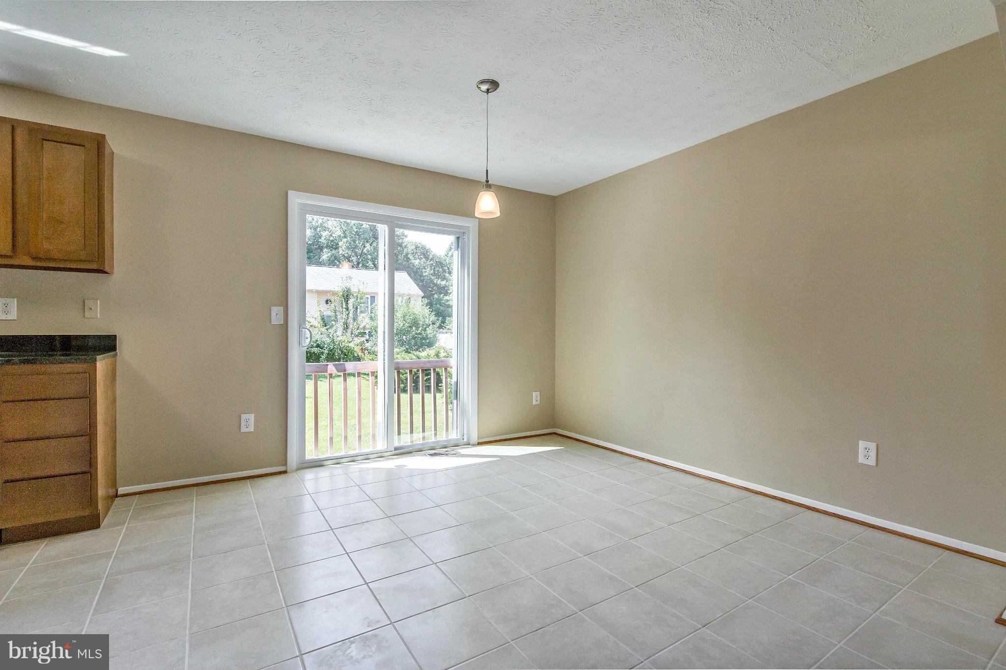 Kitchen/Dining w/ceramic tile floors
