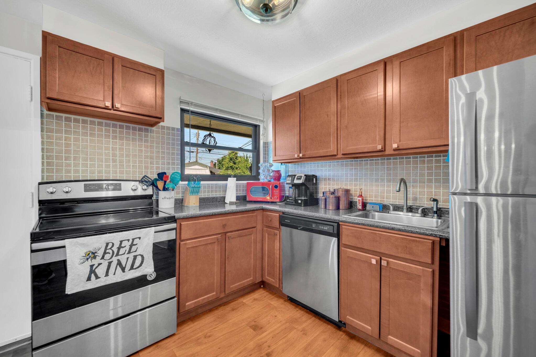 3316 Briggs Road Columbus, OH 43204 - Photo 4 of 28 Kitchen/Dining