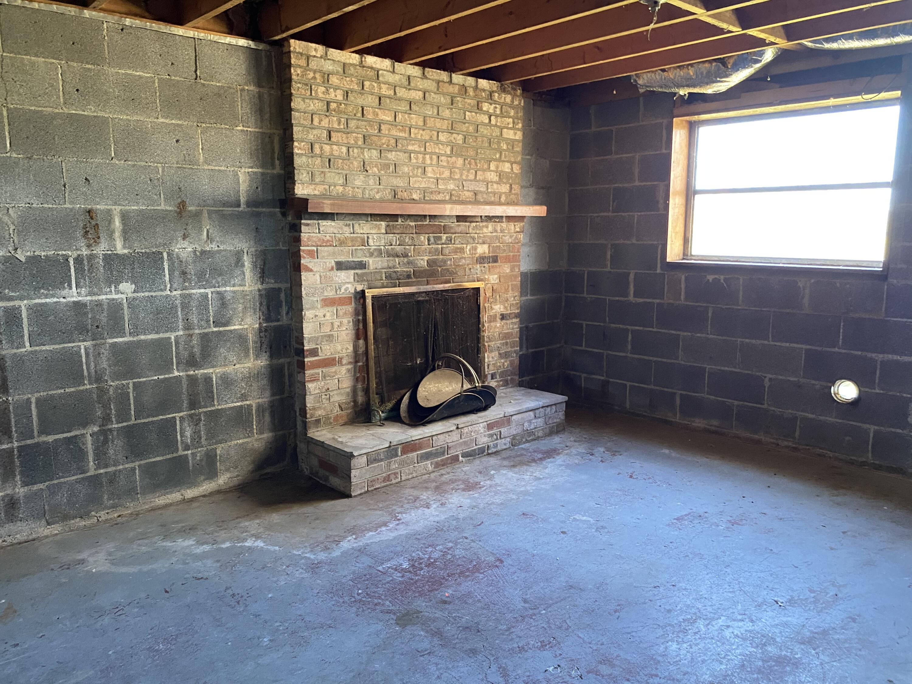 24026 Highpoint Road Bristol, VA 24202 - Photo 11 of 13 Den fireplace