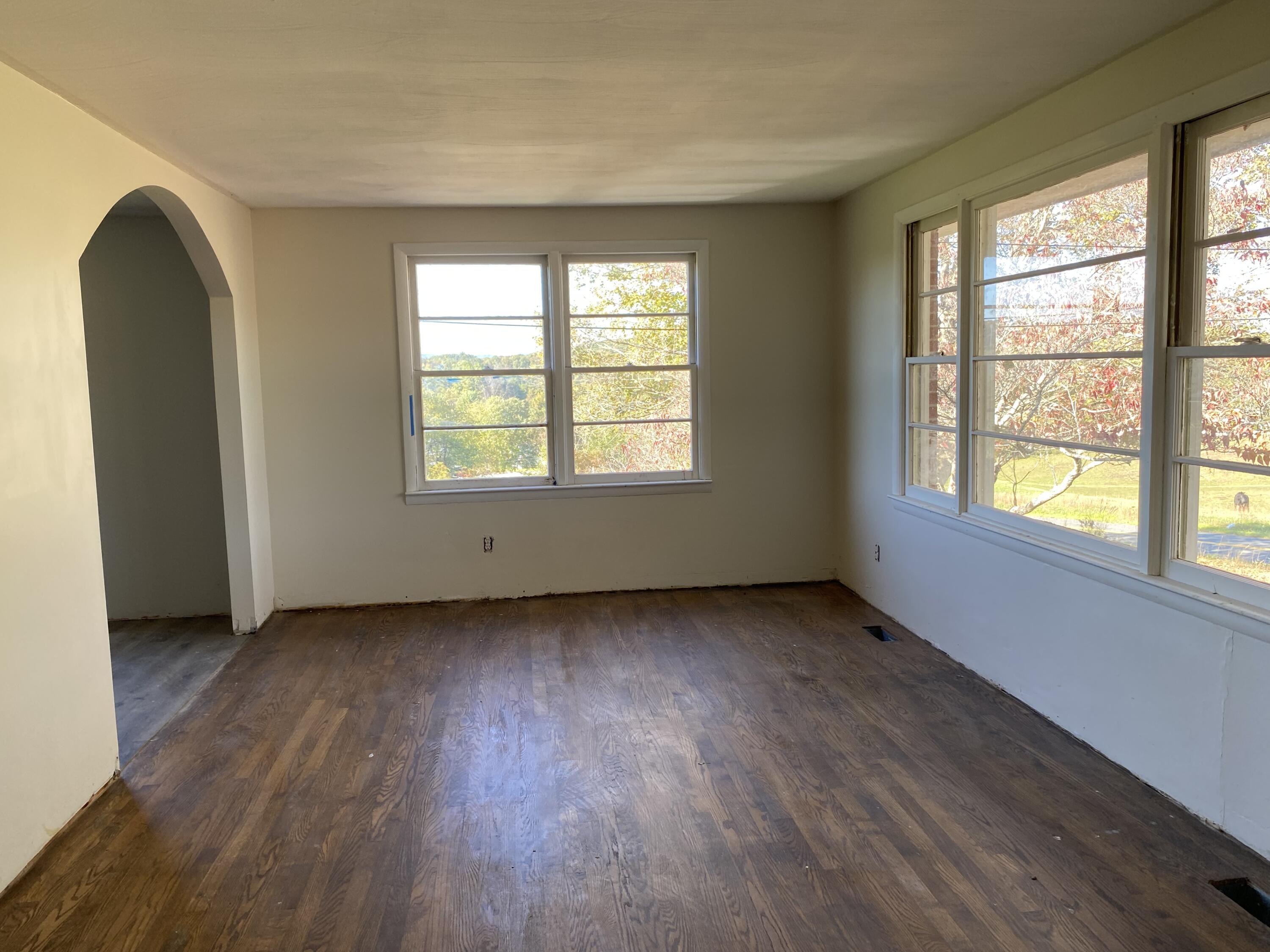24026 Highpoint Road Bristol, VA 24202 - Photo 7 of 13 Living room