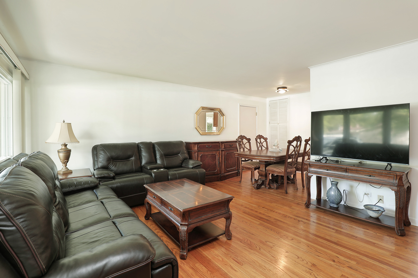 1001 Longaker Road Northbrook, IL 60062 - Photo 3 of 17 a living room with furniture and a flat screen tv
