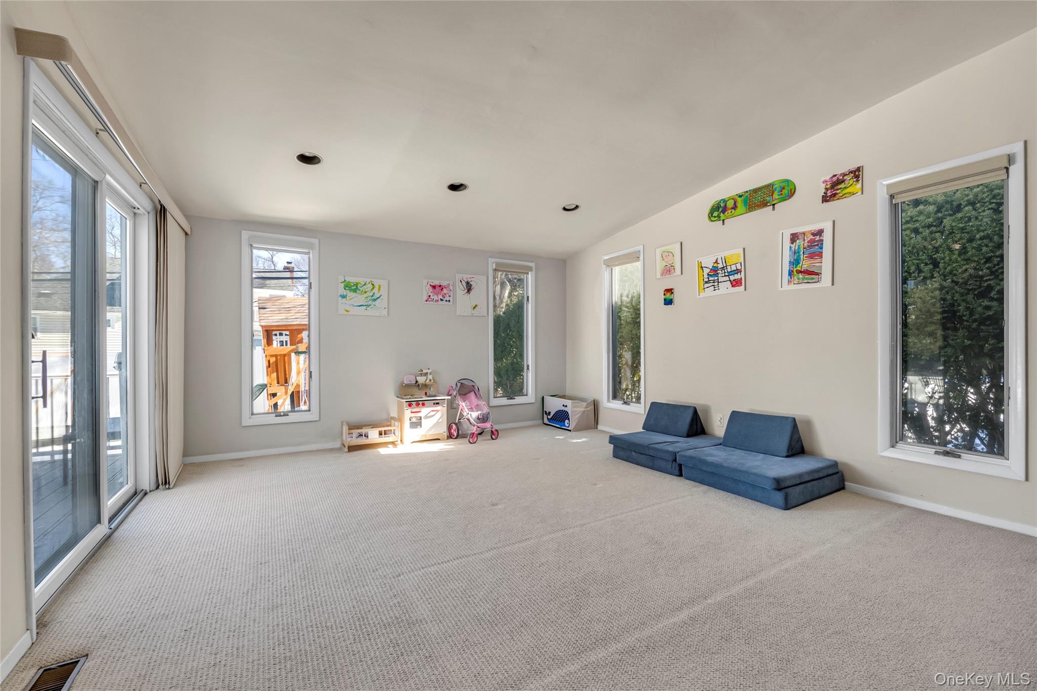 34 Roxbury Road Port Washington, NY 11050 - Photo 9 of 18 a hallway with furniture and a window
