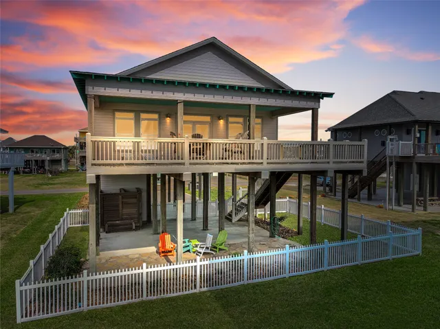 a view of a house with backyard and porch