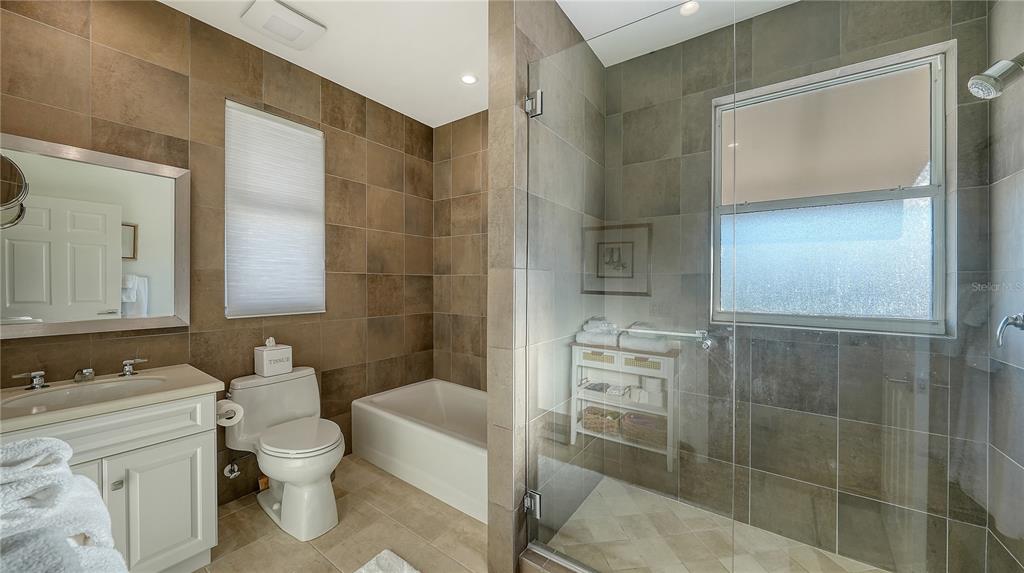 3530 Mistletoe Lane Longboat Key, FL 34228 - Photo 34 of 45