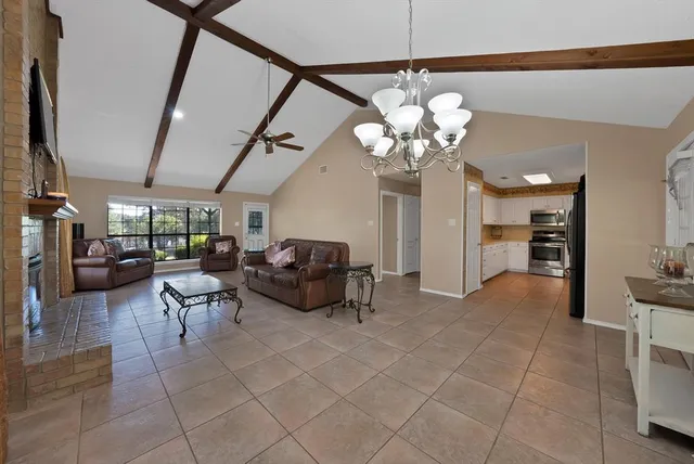 a view of entryway with livingroom