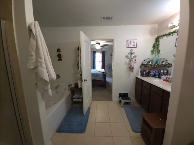 a view of yard with green space