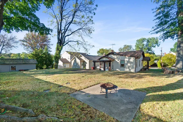 a view of a house with a yard