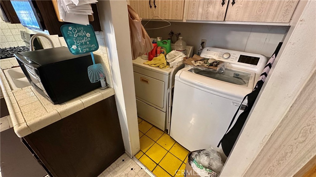 407 South Vancouver Avenue Los Angeles, CA 90022 - Photo 13 of 24 a utility room with dryer and washer