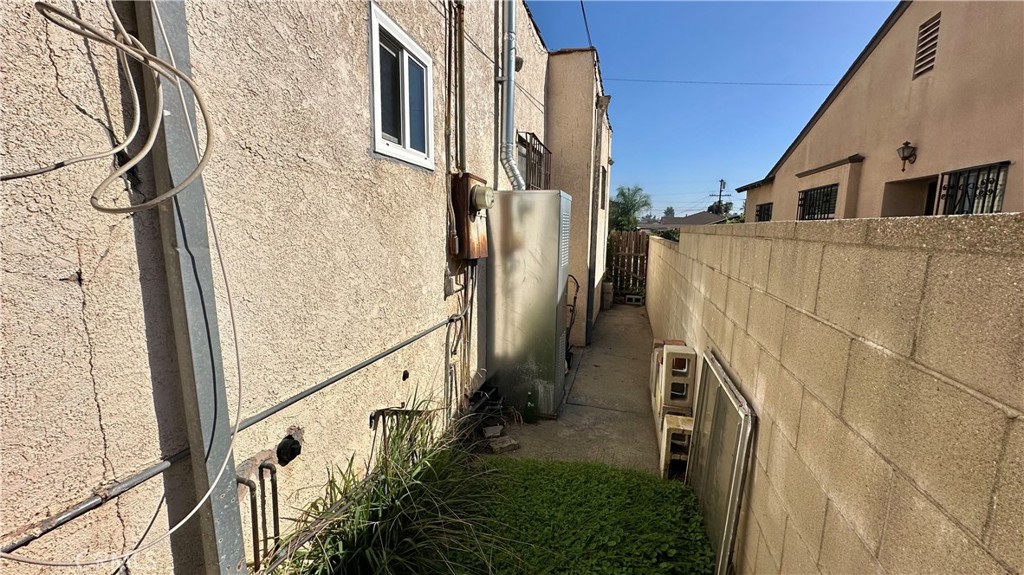 407 South Vancouver Avenue Los Angeles, CA 90022 - Photo 23 of 24