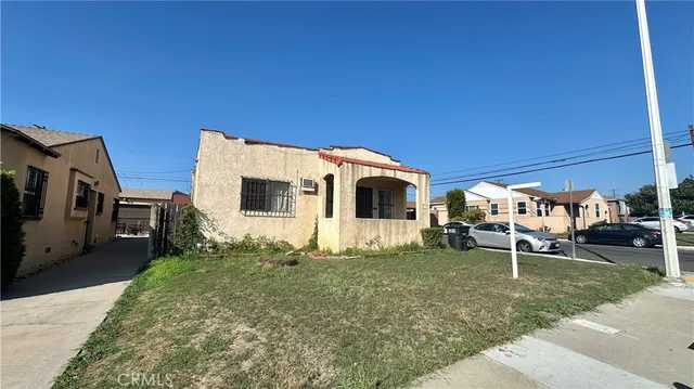 a view of a house with backyard