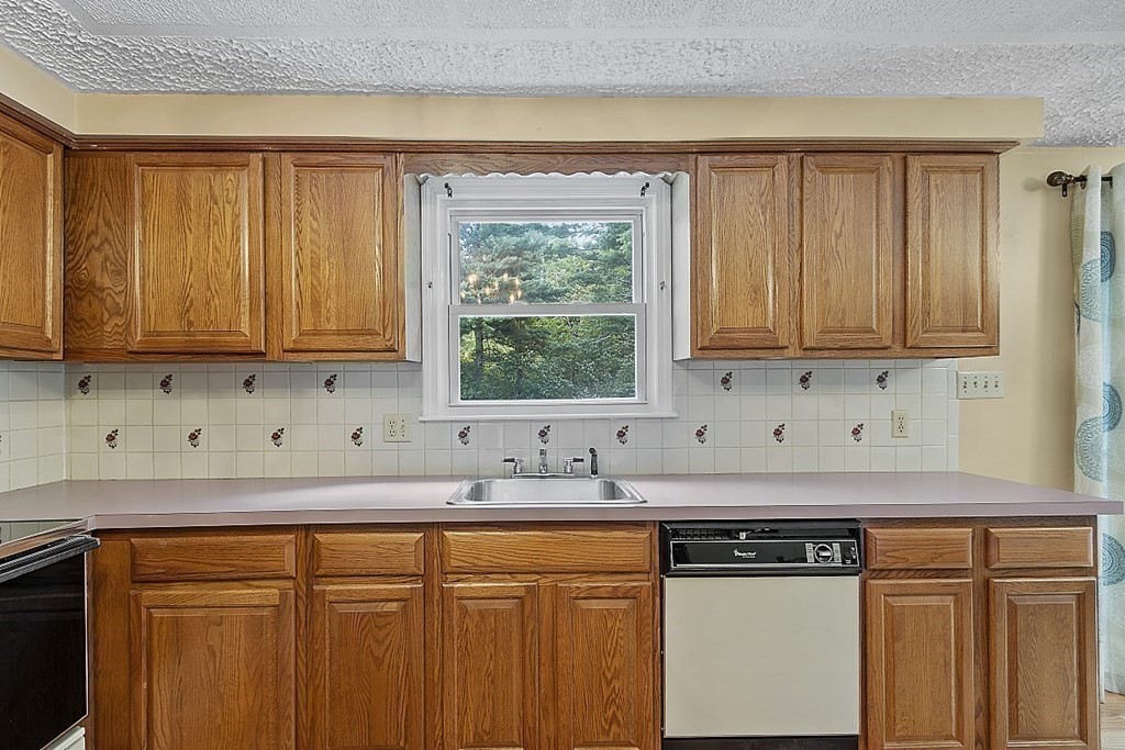 19 Bernard Road Dracut, MA 01826 - Photo 22 of 39