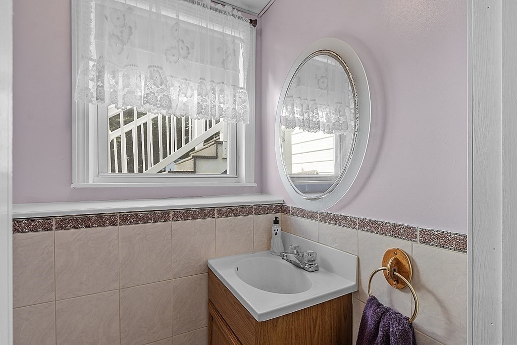 19 Bernard Road Dracut, MA 01826 - Photo 10 of 39