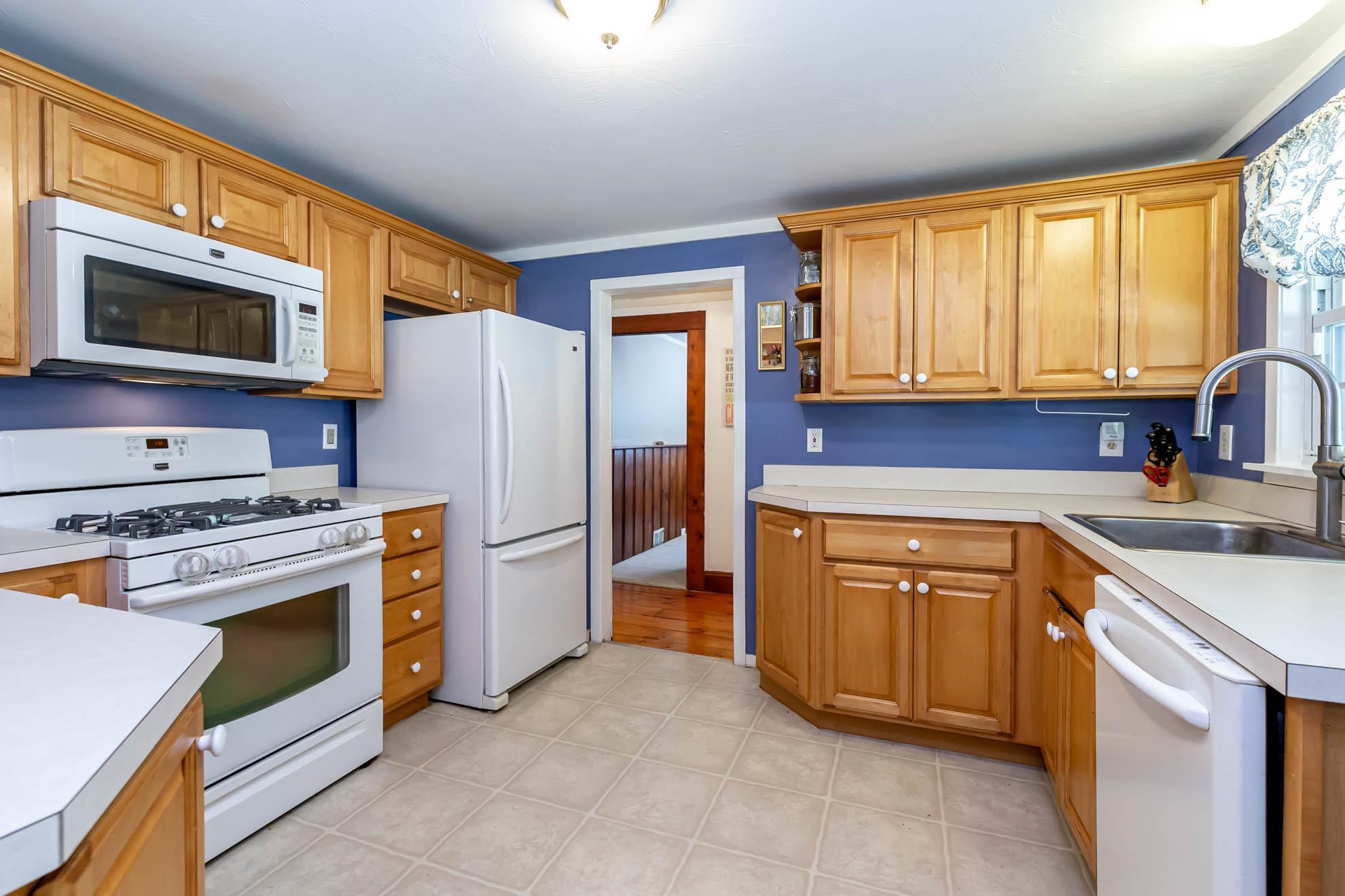 22 Goodhue Road Derry, NH 03038 - Photo 10 of 39