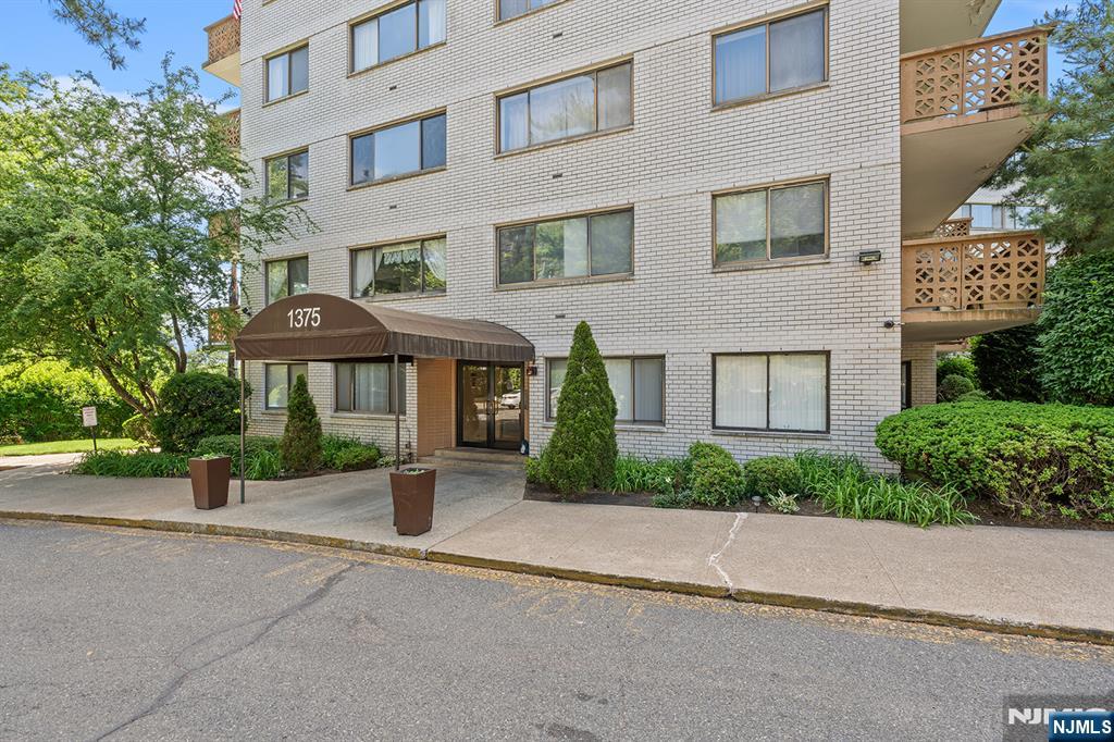 1375 River Road, Unit 1E Edgewater, NJ 07020 - Photo 2 of 24