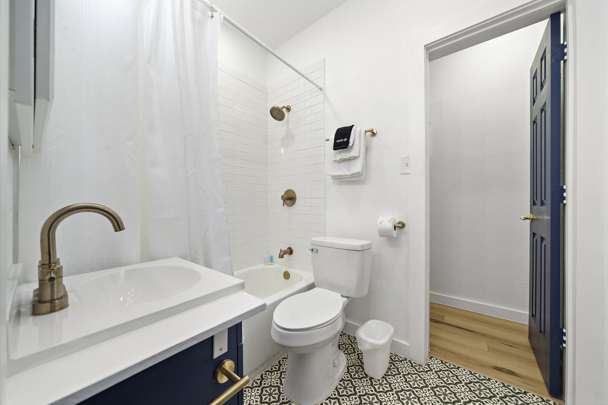 3901 Dallas Street, Unit D Houston, TX 77023 - Photo 9 of 35 a bathroom with a sink toilet and shower