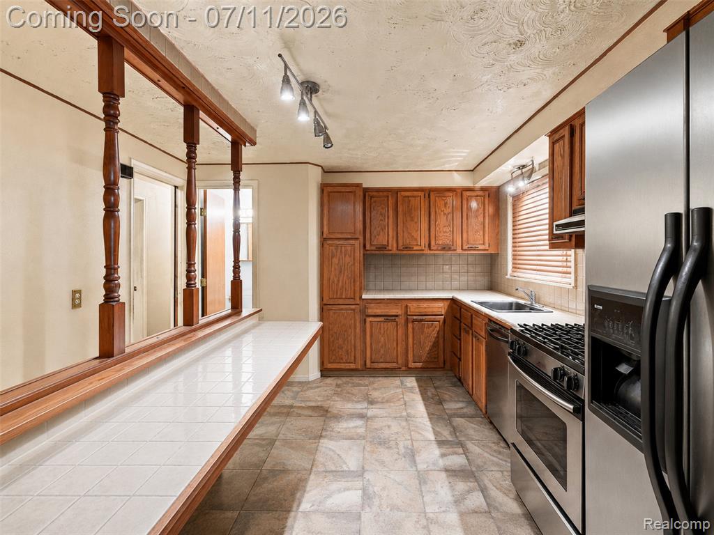 27679 Spring Arbor Drive Southfield, MI 48076 - Photo 8 of 31