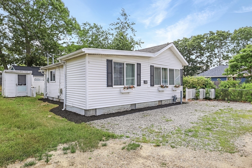 10 Barnes Street Wareham, MA 02571 - Photo 3 of 31