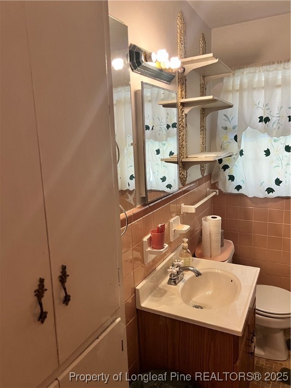 122 Bunker Hill Road Fayetteville, NC 28314 - Photo 11 of 16 a bathroom with a sink toilet and shower