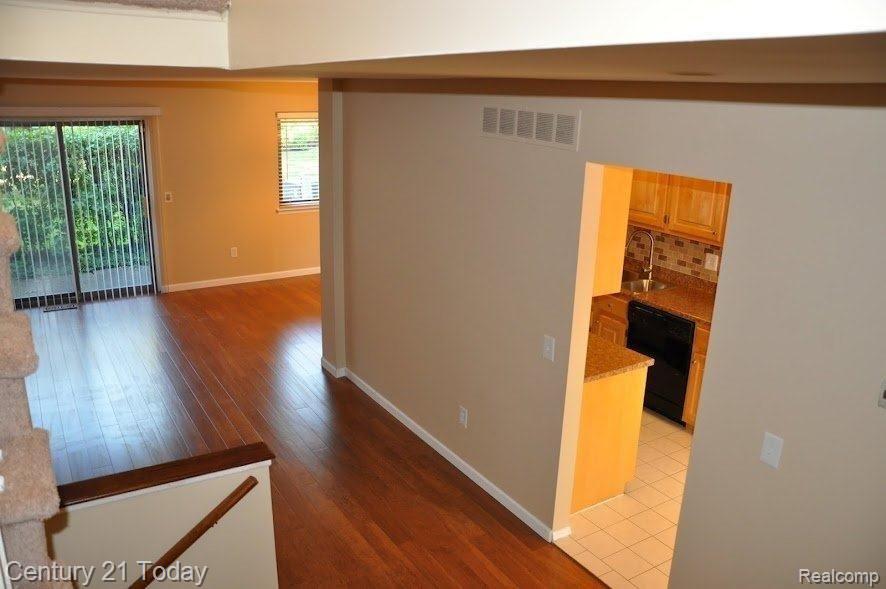 32149 West 12 Mile Road, Unit 22 Farmington, MI 48334 - Photo 4 of 23 LIVING ROOM