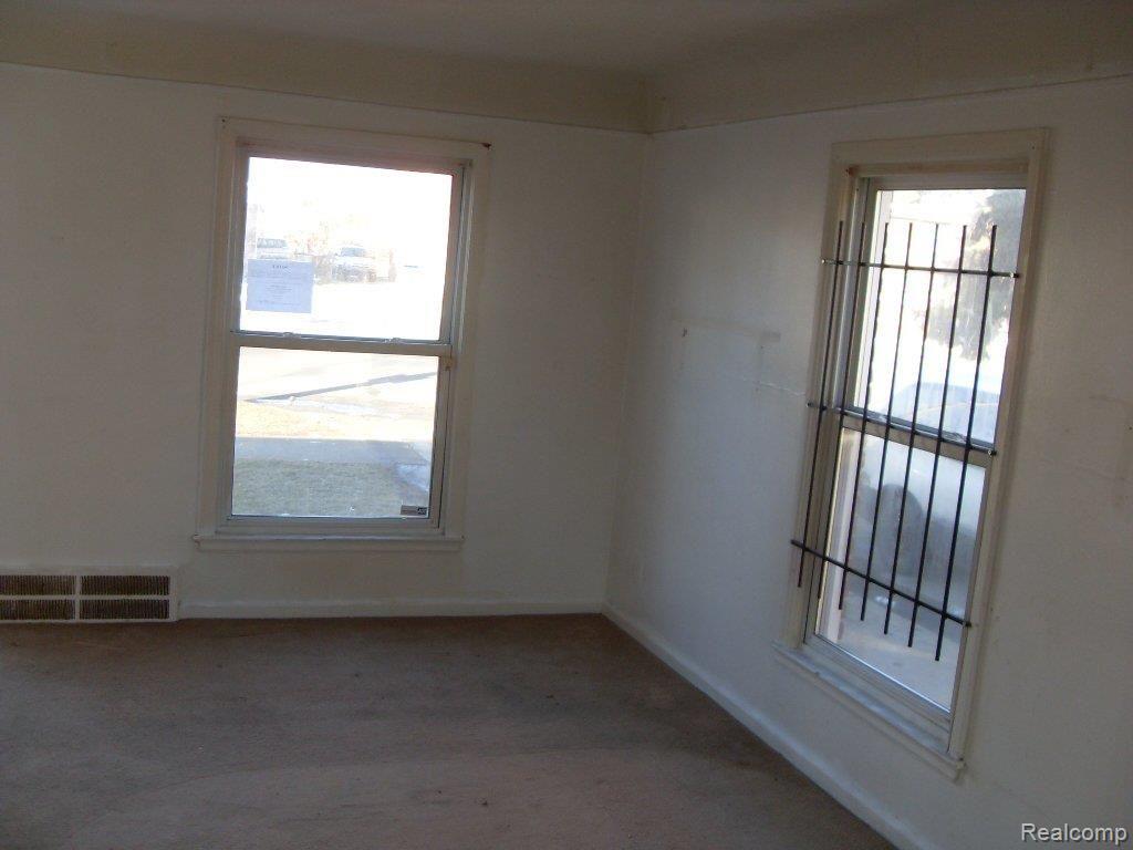 18616 Greenfield Road Detroit, MI 48235 - Photo 11 of 12 261-893031-LIVINGROOM