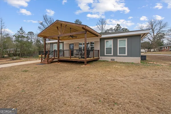 a view of a house with a yard