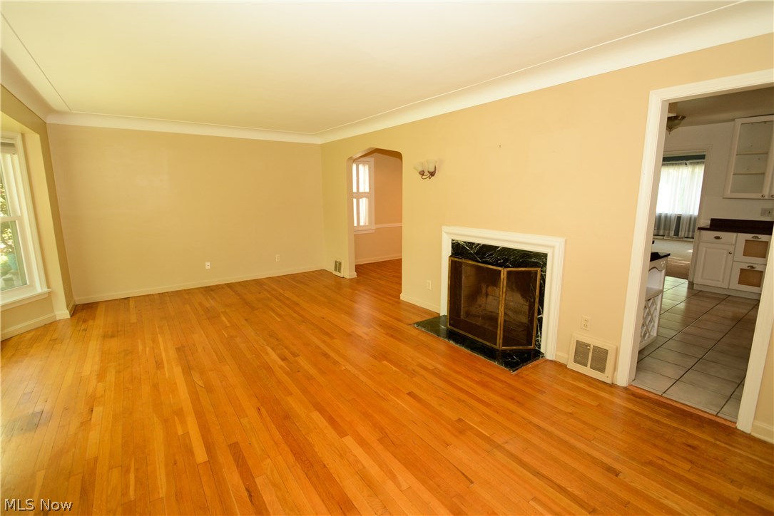 2623 Milton Road Cleveland, OH 44118 - Photo 4 of 35