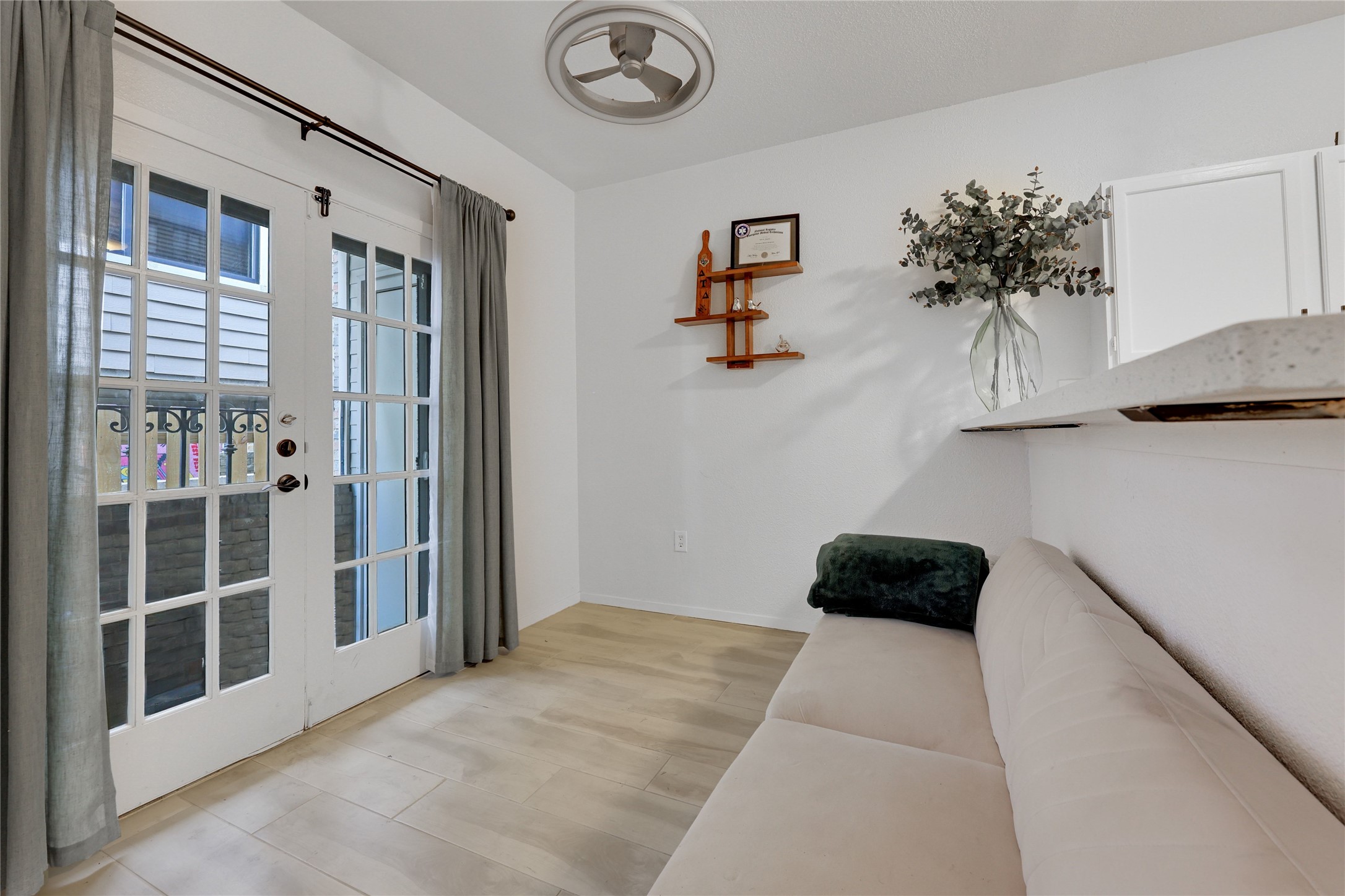 2801 Rio Grande Street, Unit 103 Austin, TX 78705 - Photo 4 of 15 a bedroom with a bed and a window