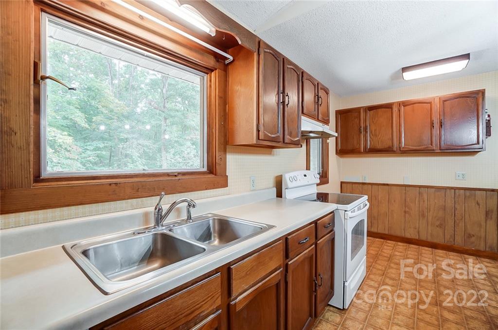 5618 Davis Road Waxhaw, NC 28173 - Photo 10 of 41 a kitchen with a sink stove and microwave