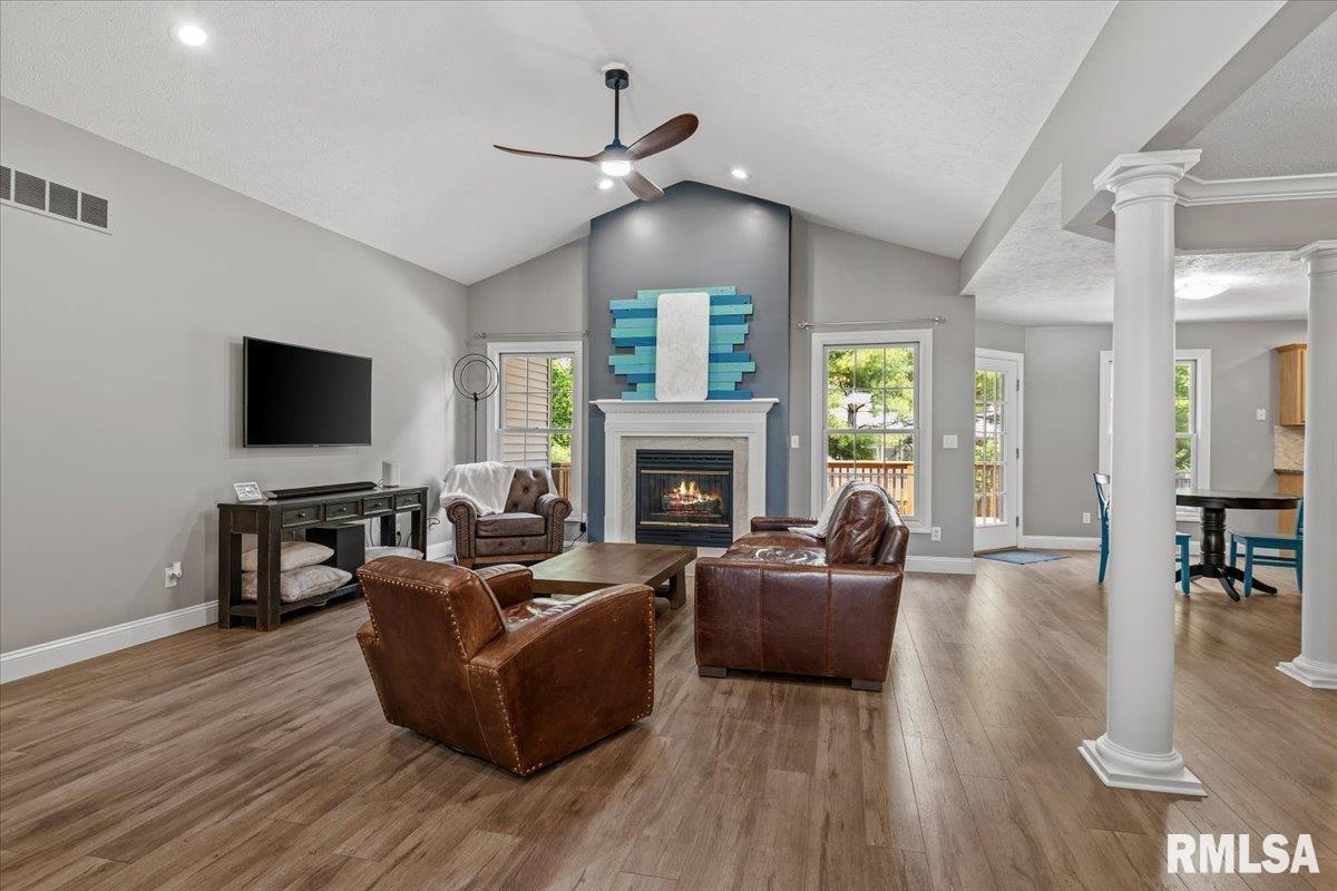 202 Huntington Road Chatham, IL 62629 - Photo 5 of 49