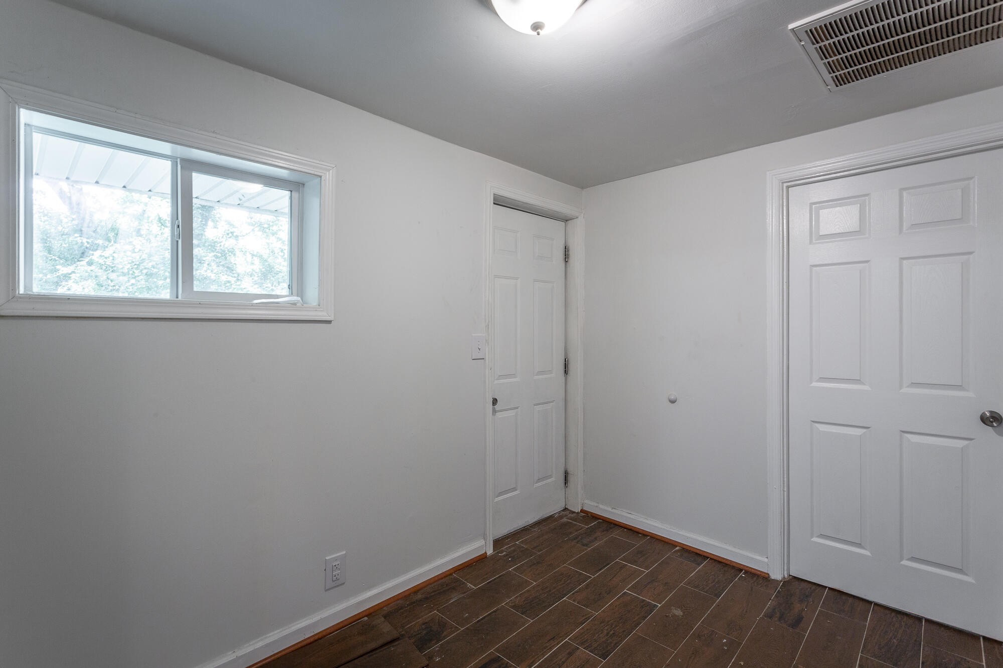 5401 Champion Road Chattanooga, TN 37416 - Photo 16 of 56 an empty room with a window