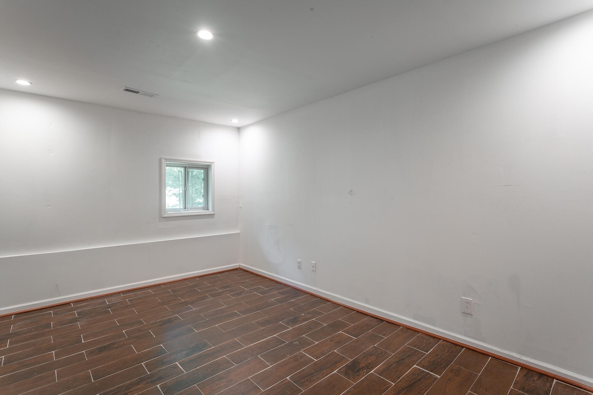 5401 Champion Road Chattanooga, TN 37416 - Photo 24 of 56 an empty room with a workbench