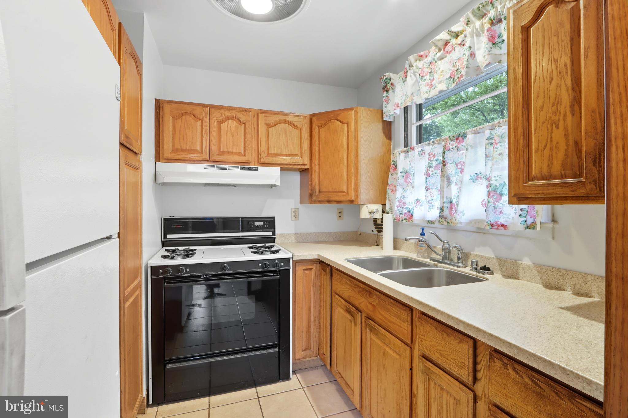 60 South Ritters Lane Owings Mills, MD 21117 - Photo 9 of 31 Cozy kitchen with classic oak cabinetry.