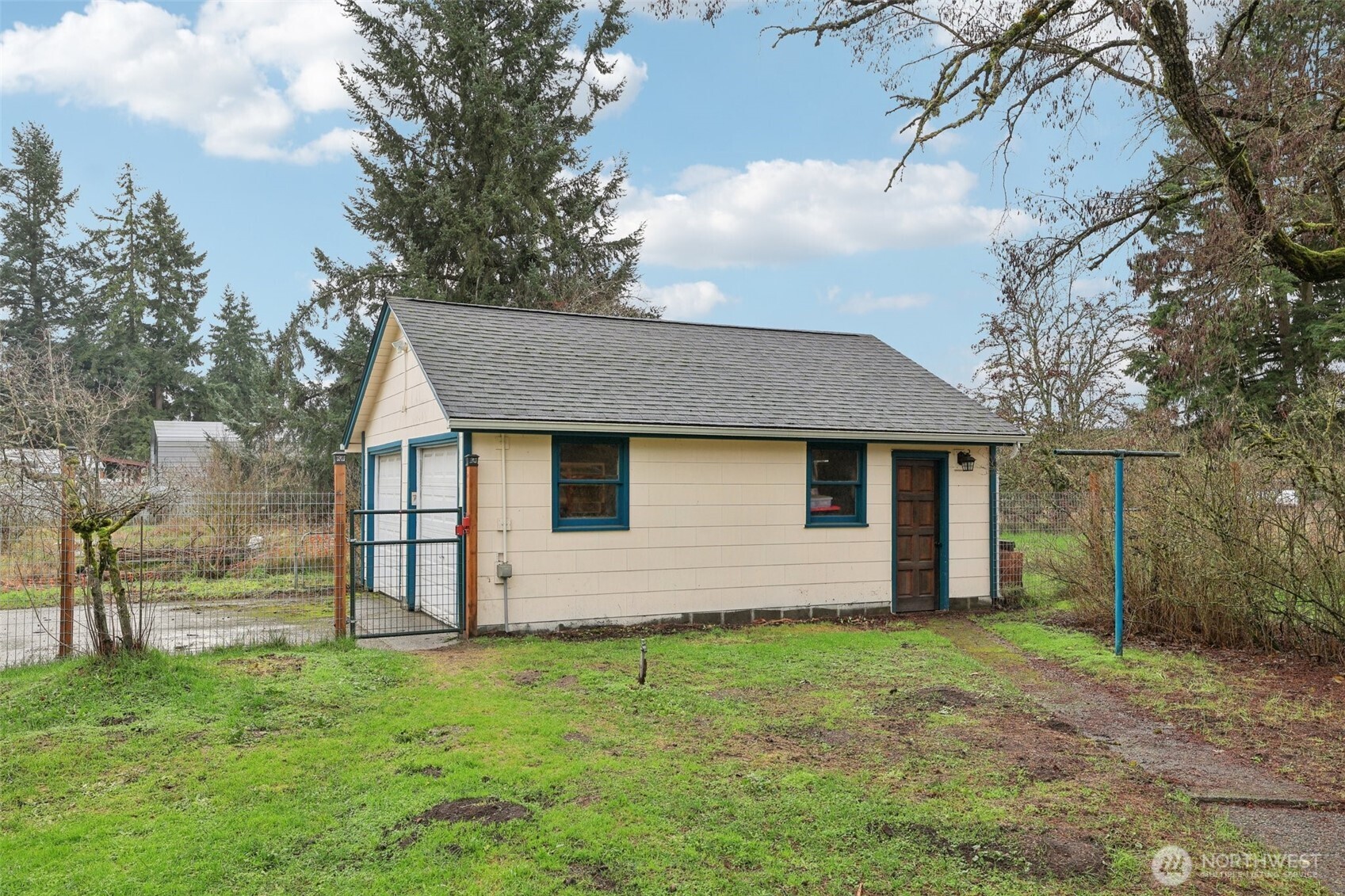 537 McNaught Road South Roy, WA 98580 - Photo 23 of 32 a front view of house with yard
