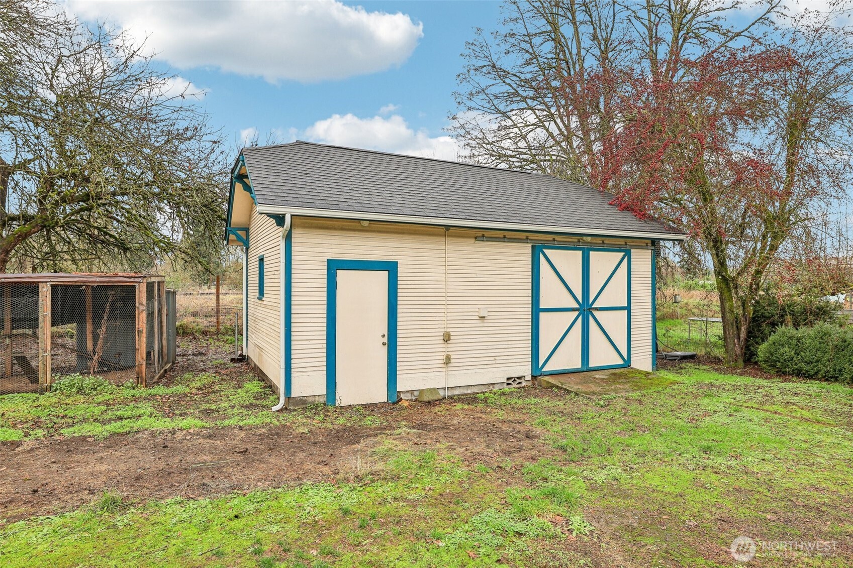 537 McNaught Road South Roy, WA 98580 - Photo 25 of 32 a front view of house with yard