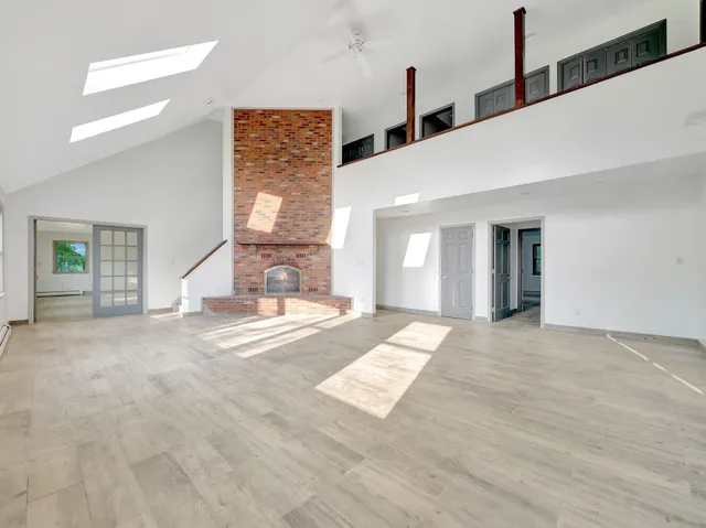 a view of livingroom with furniture
