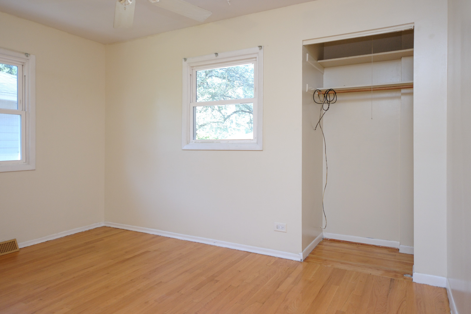 S586 East Street Winfield, IL 60190 - Photo 25 of 29 an empty room with a window