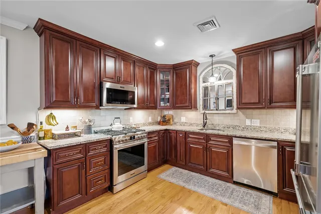 $1,000,000 | 66 Essex Manor Lane, North Kingstown, RI 02874