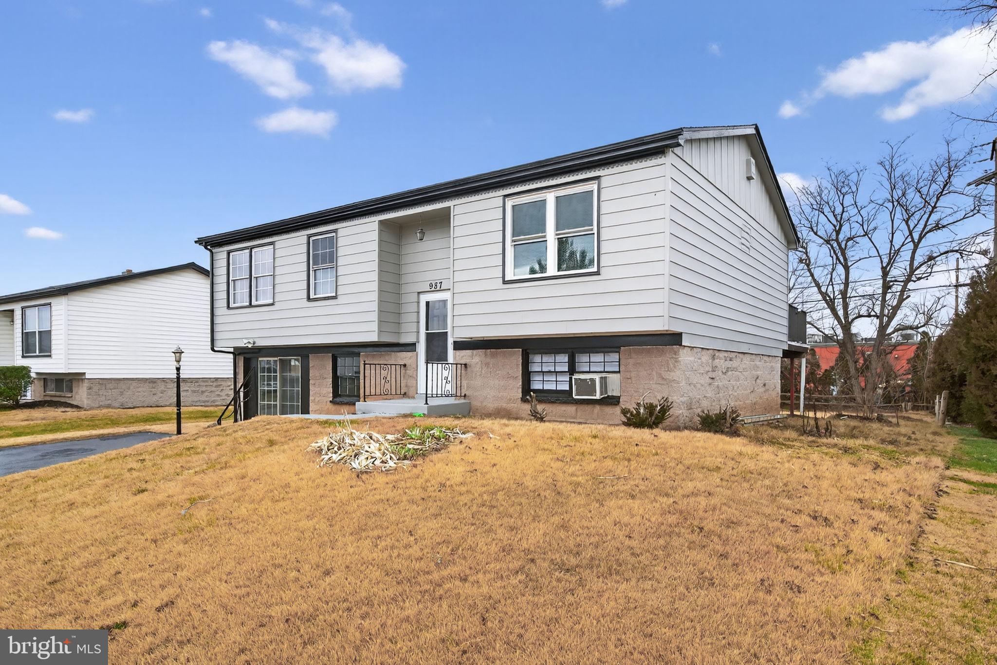 987 Marbrook Lane York, PA 17404 - Photo 2 of 39