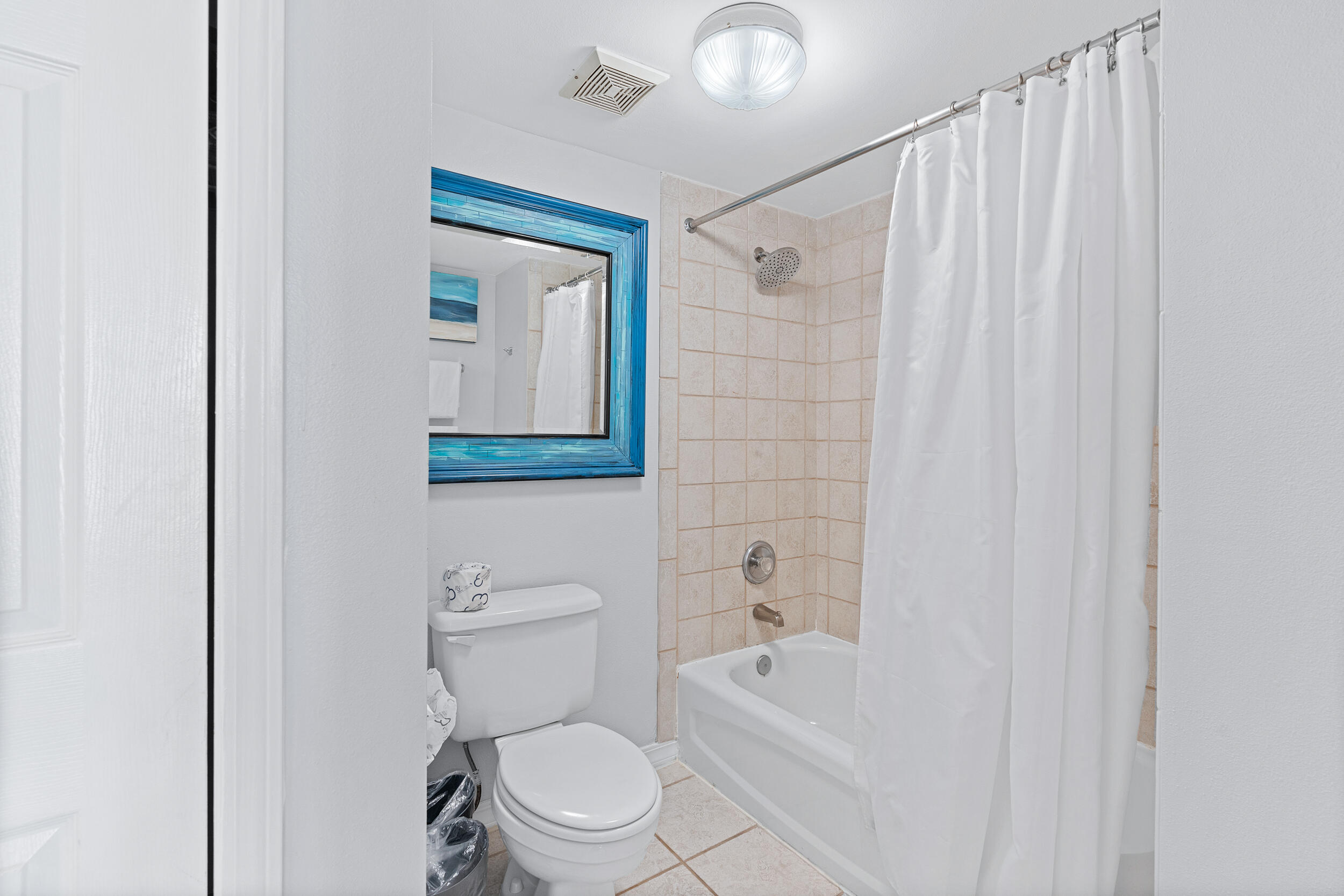 520 Santa Rosa Boulevard, Unit 705 Fort Walton Beach, FL 32548 - Photo 17 of 36 a bathroom with a toilet a sink and bathtub