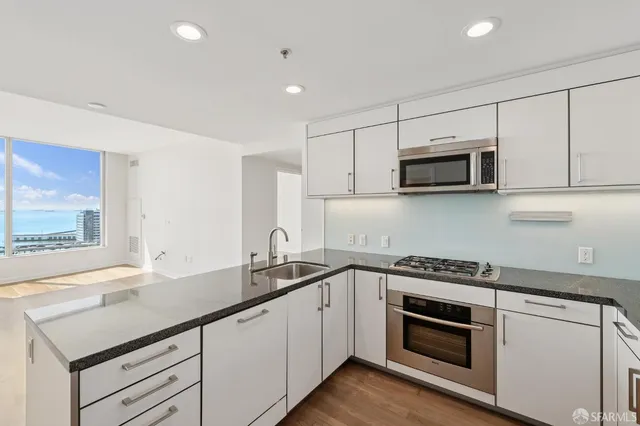 $6,699 | 301 Main Street, Unit 25E, San Francisco, CA 94105